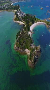  Fransa kıyılarındaki Atlantik Okyanusu 'nda Roscoff yakınlarında güzel bir manzara. Fransa 'nın Roscoff şehrinde güneşli bir günde Perharidy yarımadasının görünen yüzü.