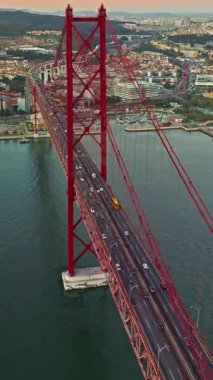  Portekiz, Lizbon 'da gün batımında Tagus Nehri üzerindeki 25 de Abril köprüsünün hava görüntüsü.