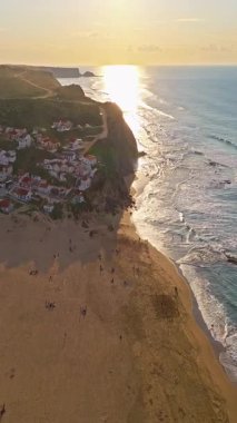  Aljezur Portekiz 'in havadan görünüşü. Gün batımında küçük, rahat, geleneksel bir sörf kasabası.