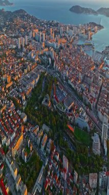  Güney Fransa 'nın Akdeniz kıyısındaki liman şehrinin havadan görüntüsü. Toulon 'un renkli evleri olan Marina Limanı' ndaki gemi ve tekneli havadan görüntüsü. Güzel binalar ve renkli evler.