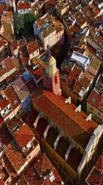  Saint Tropez 'in Fransız Riviera de Cote dAzur üzerindeki hava manzarası. Günbatımında Avrupa 'nın manzara manzarası, Provence. Ünlü marina ve Akdeniz 'de bir sürü yat ve yelkenli..