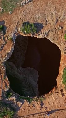  Benagil Mağarası 'nın havadan görünüşü, Portekiz, Algarve' deki dairesel uçurum üstü delikten görülüyor..