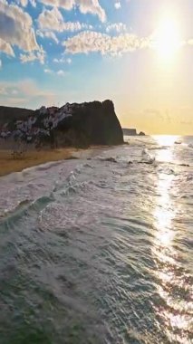  Aljezur Portekiz 'in havadan görünüşü. Gün batımında küçük, rahat, geleneksel bir sörf kasabası.