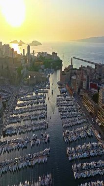 Sabah güneşinde Marsilya şehrinin havadan görünüşü. Fransız şehrinin çatıları. Bir sürü insan kıyı kasabasında geziniyor. Fransa 'nın güneyindeki Marsilya' nın insansız hava aracı görüntüsü.