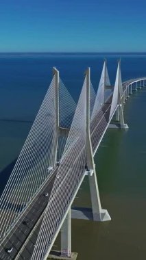 Portekiz, Lizbon 'daki Tagus Nehri' ni geçen Vasco da Gama köprüsünün hava görüntüsü. Modern tasarım.