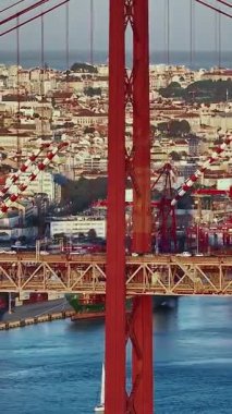  Portekiz, Lizbon 'da gün batımında Tagus Nehri üzerindeki 25 de Abril köprüsünün hava görüntüsü.