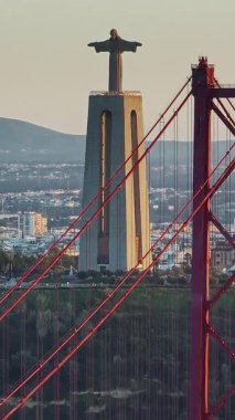  Portekiz, Lizbon 'da gün batımında Tagus Nehri üzerindeki 25 de Abril köprüsünün hava görüntüsü.
