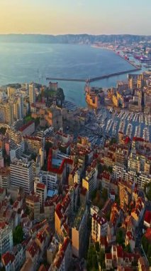  Notre Dame de la Garde 'ın ya da güney Fransa' da günbatımında Muhafız Kilisesi 'nin hava manzarası. Sıcak yaz akşamı ışığı Marsilya şehir manzarasını aydınlatıyor..