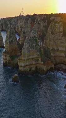  Lagos, Algarve, Portekiz 'deki Camilo plajının hava manzarası..