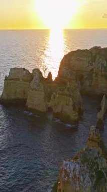  Lagos, Algarve, Portekiz 'deki Camilo plajının hava manzarası..