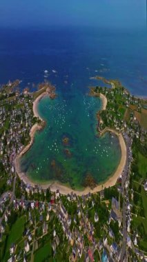  Gün batımında Fransa 'daki Atlantik Okyanusu' nun inanılmaz kayalık kıyılarının havadan görüntüsü. Bretagne 'ın fotoğrafını çekiyorum. Kuzey Brittany 'de kayaların üzerinden uçan ve onlara çarpan bir dron..