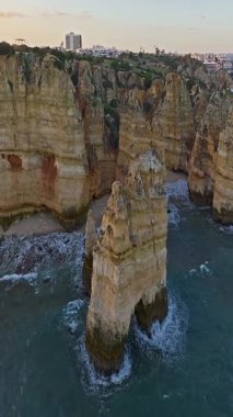  Lagos, Algarve, Portekiz 'deki Camilo plajının hava manzarası..