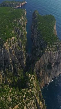  Cassis Town Provence France yakınlarındaki Calanque dEn-Vau 'nun havadan görüntüsü. Körfezin nefes kesici manzarası, Fransa 'da Marsilya yakınlarında kayalıklar, çamlar ve kayalıklarla çevrili beyaz kumsallı güzel mavi bir göl..