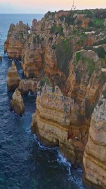  Lagos, Algarve, Portekiz 'deki Camilo plajının hava manzarası..