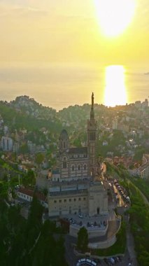  Birçok tekne ve yat şehir limanına park edilmiştir. Sabah güneşinde Marsilya limanının havadan görüntüsü. Fransa 'nın güneyindeki Marsilya' nın insansız hava aracı görüntüsü.
