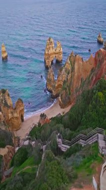  Lagos, Algarve, Portekiz 'deki Camilo plajının hava manzarası..