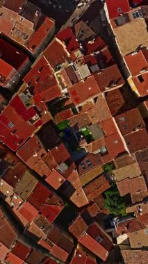  Hyeres, Fransa 'nın tarihi merkezindeki kırmızı çatıların havadan görünüşü.