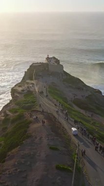  Nazare Deniz fenerinin hava manzarası. Dünyanın en büyük dalgaları çarpıcı deniz fenerinin kayalarına çarpıyor. Portekiz.