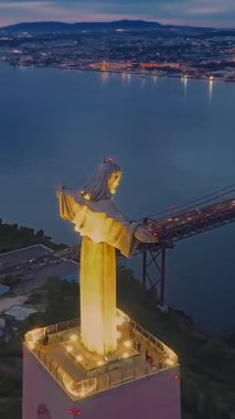  Lizbon 'daki Kral İsa' nın günbatımında Lizbon, Portekiz 'de katolik anıtı üzerindeki hava görüşü. Gece ya da akşam Sığınak 'ın kırmızı arka planı ve güzel bir akşam manzarası.