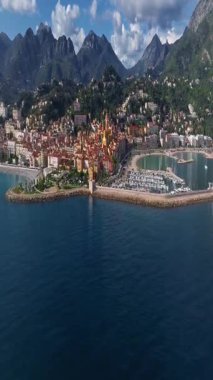  Menton, Fransa 'nın havadan görünüşü. Yazın renkli Menton kasabası, tarihi binalar ve gün batımında güzel plajlar. Tarihi kilisenin ve renkli çatıların hava görüntüleri..