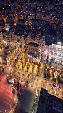  Cannes 'da kumsal manzaralı ve geceleri lüks binalar olan bir hava videosu. Cannes 'da prestijli bir gece hayatı. Cote Azur, Fransız Rivierası 'ndaki en renkli mekanlarıyla tanınan Cannes..