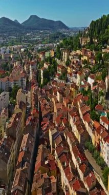  Gök mavisi sahildeki Var departmanındaki Hyeres şehrinin tarihi merkezinin havadan görünüşü ve evleri.