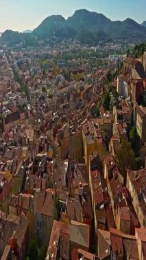  Gök mavisi sahildeki Var departmanındaki Hyeres şehrinin tarihi merkezinin havadan görünüşü ve evleri.