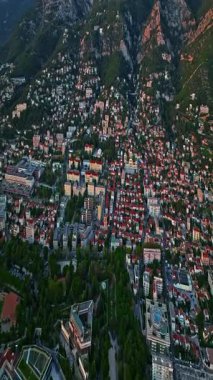  Gök mavisi sahildeki Var departmanındaki Hyeres şehrinin tarihi merkezinin havadan görünüşü ve evleri.