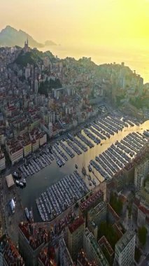 Sabah güneşinde Marsilya şehrinin havadan görünüşü. Fransız şehrinin çatıları. Bir sürü insan kıyı kasabasında geziniyor. Fransa 'nın güneyindeki Marsilya' nın insansız hava aracı görüntüsü.