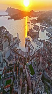  Güney Fransa 'nın Akdeniz kıyısındaki liman şehrinin havadan görüntüsü. Toulon 'un renkli evleri olan Marina Limanı' ndaki gemi ve tekneli havadan görüntüsü. Güzel binalar ve renkli evler.