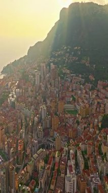  Akdeniz 'de küçük bir ülke olan Monako' nun, modern yüksek binaların, Monte Carlo, Monako 'nun gökyüzü manzarası..
