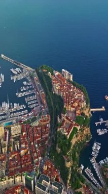  Monte Carlo, Monaco 'daki trafiğin kuş bakışı görüntüsü. Ünlü Formula 1 Grand Prix Pisti. Monako şehrinin havadan görünüşü. Monaco körfezine demirlemiş lüks yatlar sergileniyor..