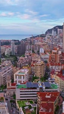  Monte Carlo, Monaco 'daki trafiğin kuş bakışı görüntüsü. Ünlü Formula 1 Grand Prix Pisti. Monako şehrinin havadan görünüşü. Monaco körfezine demirlemiş lüks yatlar sergileniyor..