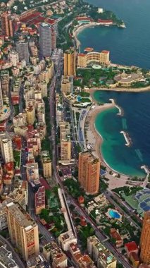  Monte Carlo, Monaco 'daki trafiğin kuş bakışı görüntüsü. Ünlü Formula 1 Grand Prix Pisti. Monako şehrinin havadan görünüşü. Monaco körfezine demirlemiş lüks yatlar sergileniyor..