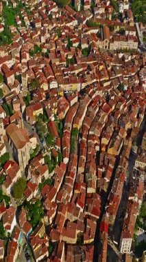  Gök mavisi sahildeki Var departmanındaki Hyeres şehrinin tarihi merkezinin havadan görünüşü ve evleri.