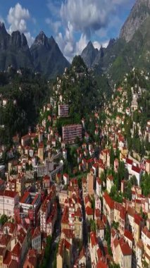  Menton, Fransa 'nın havadan görünüşü. Yazın renkli Menton kasabası, tarihi binalar ve gün batımında güzel plajlar. Tarihi kilisenin ve renkli çatıların hava görüntüleri..