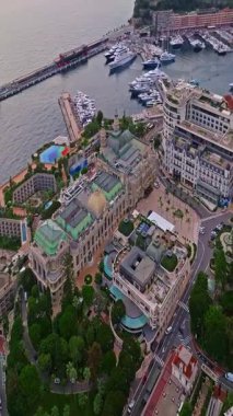  Monte Carlo, Monaco 'daki trafiğin kuş bakışı görüntüsü. Ünlü Formula 1 Grand Prix Pisti. Monako şehrinin havadan görünüşü. Monaco körfezine demirlemiş lüks yatlar sergileniyor..
