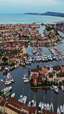  Fransa 'nın güneydoğusundaki Port Grimaud, Provence Alpes Cote Azur bölgesinin hava görüntüsü. Fransız Rivierası 'ndaki güzel marina. Grimaud Limanı 'ndaki renkli evler ve tekneler.