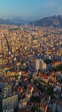  Birçok tekne ve yat şehir limanına park edilmiştir. Sabah güneşinde Marsilya limanının havadan görüntüsü. Fransa 'nın güneyindeki Marsilya' nın insansız hava aracı görüntüsü.