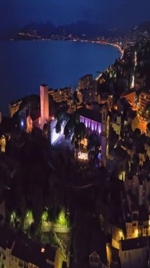  Cannes 'da kumsal manzaralı ve geceleri lüks binalar olan bir hava videosu. Cannes 'da prestijli bir gece hayatı. Cote Azur, Fransız Rivierası 'ndaki en renkli mekanlarıyla tanınan Cannes..