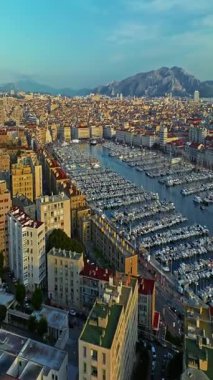  Birçok tekne ve yat şehir limanına park edilmiştir. Sabah güneşinde Marsilya limanının havadan görüntüsü. Fransa 'nın güneyindeki Marsilya' nın insansız hava aracı görüntüsü.