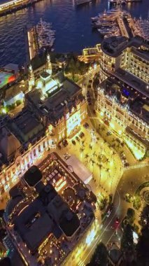  Aydınlatılmış şehir binalarının havadan çekim görüntüleri. Monte Carlo, Monaco 'daki yerleşim şehrindeki aydınlık gökdelenin hava manzarası..