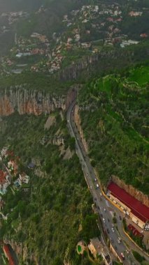  Monako ve çevresindeki şehirler arasında uzanan yolun hava görüntüsü dağların içinden geçiyor..