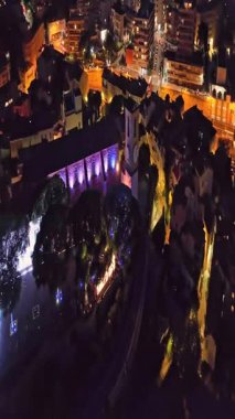  Cannes 'da kumsal manzaralı ve geceleri lüks binalar olan bir hava videosu. Cannes 'da prestijli bir gece hayatı. Cote Azur, Fransız Rivierası 'ndaki en renkli mekanlarıyla tanınan Cannes..