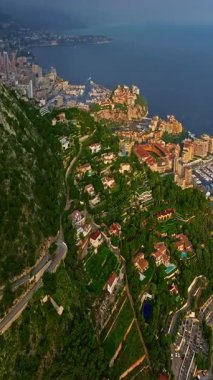  Monako şehir merkezinin havadan görünüşü. Monako Körfezi, Palais Princier de Monaco ve Monte Carlo 'nun lüks apartmanlarında lüks yatlar sergileniyor..