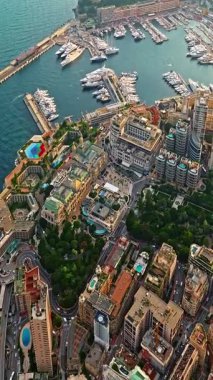  Monte Carlo, Monaco 'daki trafiğin kuş bakışı görüntüsü. Ünlü Formula 1 Grand Prix Pisti. Monako şehrinin havadan görünüşü. Monaco körfezine demirlemiş lüks yatlar sergileniyor..