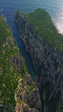  Cassis Town Provence France yakınlarındaki Calanque dEn-Vau 'nun havadan görüntüsü. Körfezin nefes kesici manzarası, Fransa 'da Marsilya yakınlarında kayalıklar, çamlar ve kayalıklarla çevrili beyaz kumsallı güzel mavi bir göl..