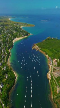  Fransa kıyılarının güzel bir manzarası. Saint Pabu 'nun kuzey Finistere Fransa' sında gün batımında güzel bir plaj manzarası. Brittany kıyı şeridi. Suyun turkuaz rengi.