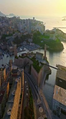  Günbatımında Fransa 'nın güneyindeki Marsilya' nın hava manzarası.