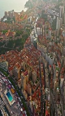  Akdeniz 'de küçük bir ülke olan Monako' nun, modern yüksek binaların, Monte Carlo, Monako 'nun gökyüzü manzarası..